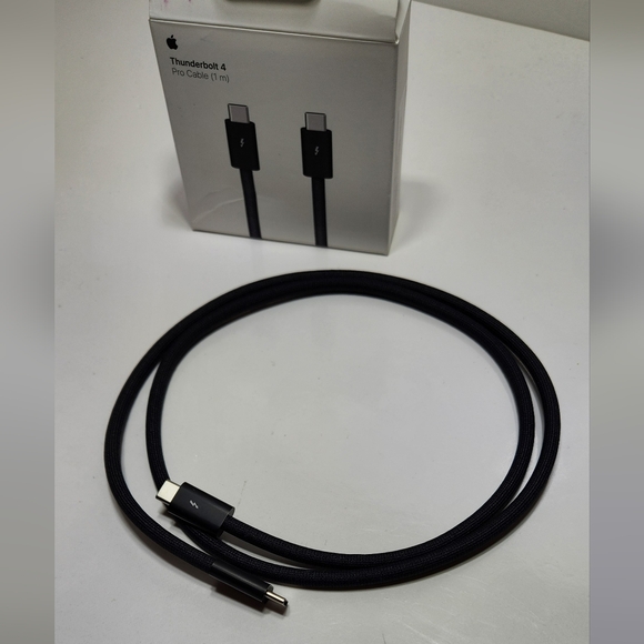 Apple Thunderbolt 4 USB-C Pro Cable 1M Color Black - Picture 3 of 4